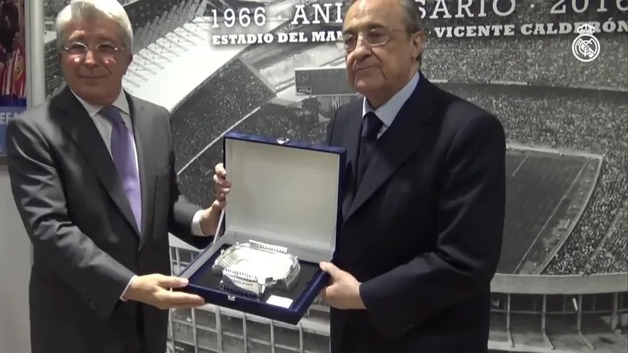 Florentino Pérez recibió una réplica del Vicente Calderón