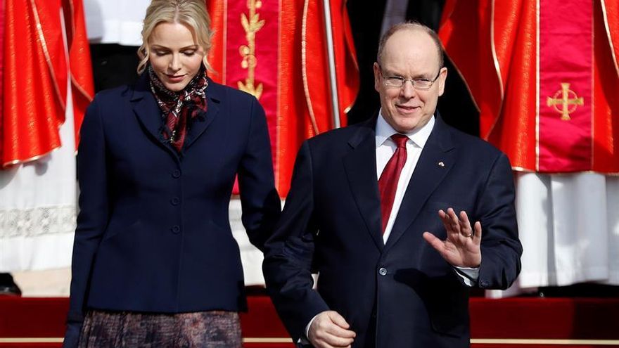 Foto ilustrativa: El Príncipe Alberto II de Mónaco II y su esposa la Princesa Charlene saludan desde el Palacio