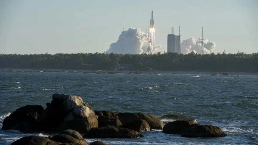 El cohete Larga Marcha 5B, en su primer vuelo
