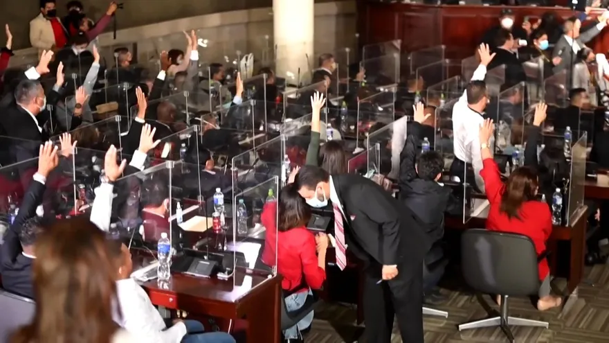 Congreso de Honduras con dos presidentes en crisis previa a asunción de Castro