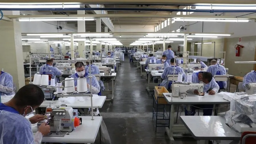 Presos brasileños inician producción de máscaras protectoras contra el COVID-19