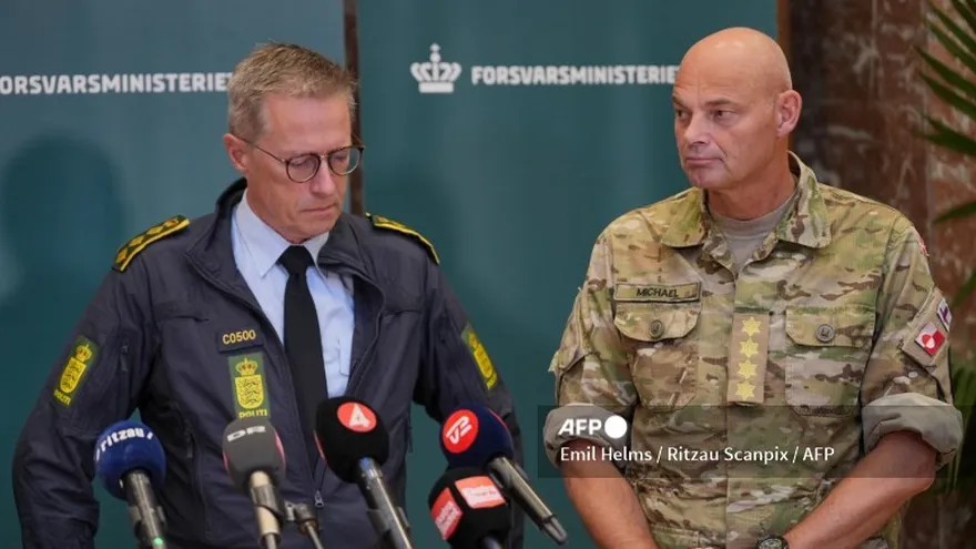 El Jefe de la Policía Nacional de Dinamarca, Thorkild Fogde (L), y el Jefe de Defensa de Dinamarca, Michael Hyldgaard, ofrecen una conferencia de prensa sobre las recientes actividades de drones en varios aeropuertos de Dinamarca, en el Ministerio de Defensa en Copenhague el 25 de septiembre de 2025.