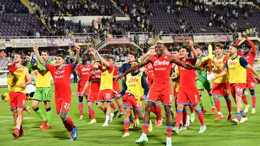 Jugadores del Nápoles celebran la victoria ante la Fiorentina