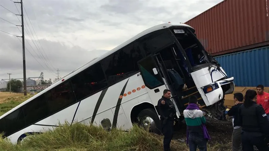 Fotografía cedida por Protección Civil de Jalisco que muestra un autobús de pasajeros embestido por un tren de carga, en el municipio de El Salto, Jalisco (México).