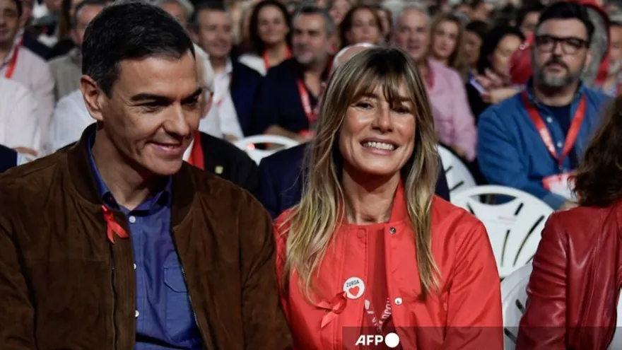 El presidente de España, Pedro Sánchez (izq.), toma de la mano a su esposa Begoña Gómez en el inicio del 41º congreso del Partido Socialista Obrero Español (PSOE) en el Palacio de Exposiciones de Sevilla, el 1 de diciembre de 2024.