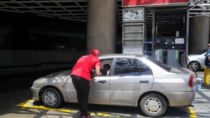 Venezuela comenzó hoy a extender la instalación del nuevo sistema de cobro de la gasolina en las estaciones de servicio del país, antes de que el lunes comience el "período de prueba" decretado por el Gobierno que planea aumentar los precios y limitar los subsidios.