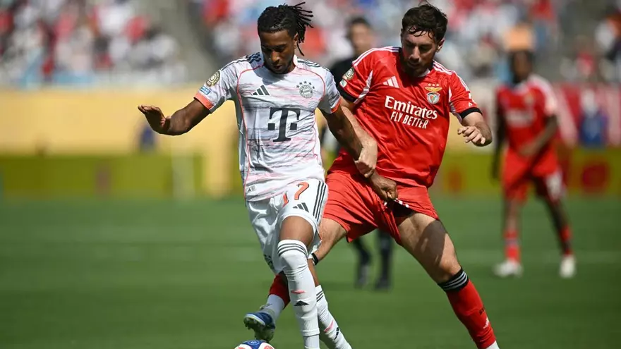 Michael Olise (i) y Orkun Kokcu (d) disputan el balón en el partido entre Bayern Múnich y Benfica