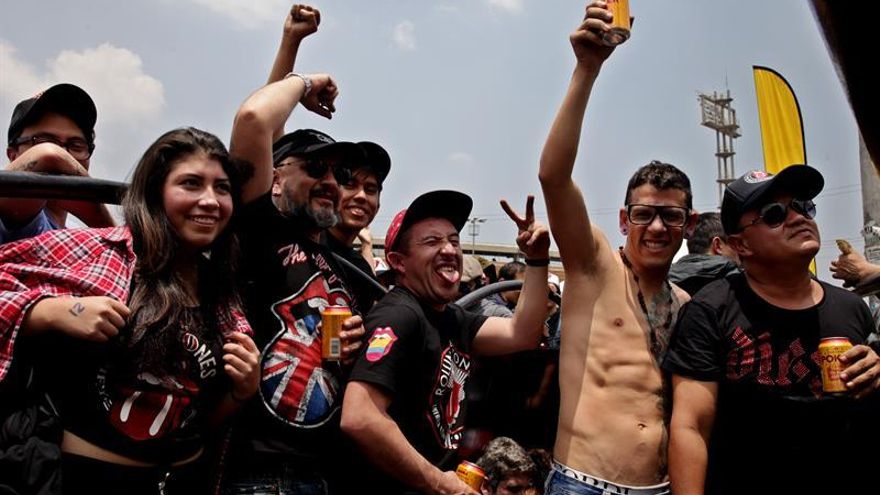 ficionados de la agrupación británica The Rolling Stones esperan el concierto de la banda.