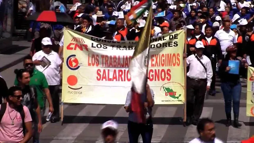 Mexicanos acusan que salario es "suficiente, pero para vivir en la pobreza"