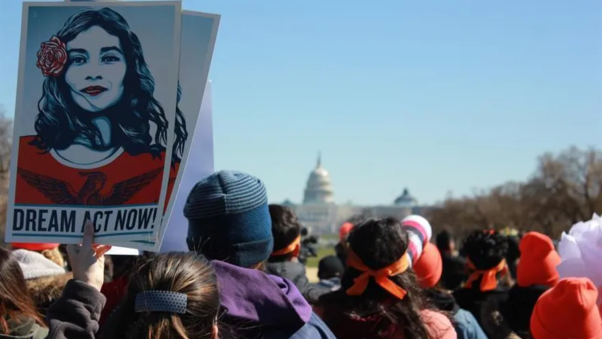 Miles de personas se manifiestan para criticar que el presidente Donald Trump y el Congreso no hayan encontrado una solución para regularizar la situación de casi 700.000 jóvenes indocumentados, conocidos como "soñadores".