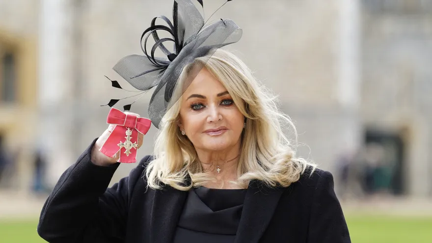 Bonnie Tyler sostiene la orden entregada por el rey Carlos III de Inglaterra