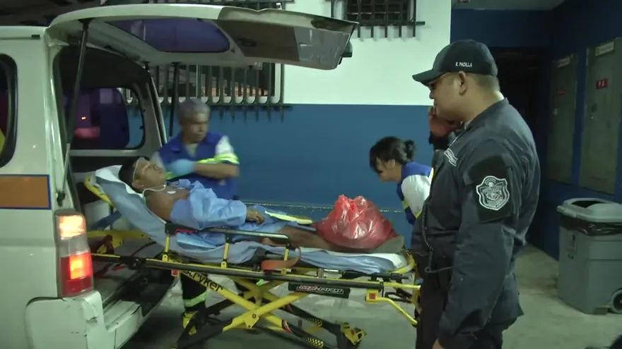 Hieren a transportista con arma de fuego para robarle