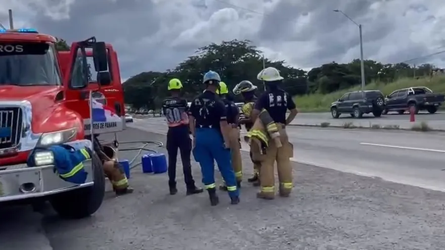 Bomberos realizaron labores de limpieza de la vía Interamericana tras el derrame de combustible.