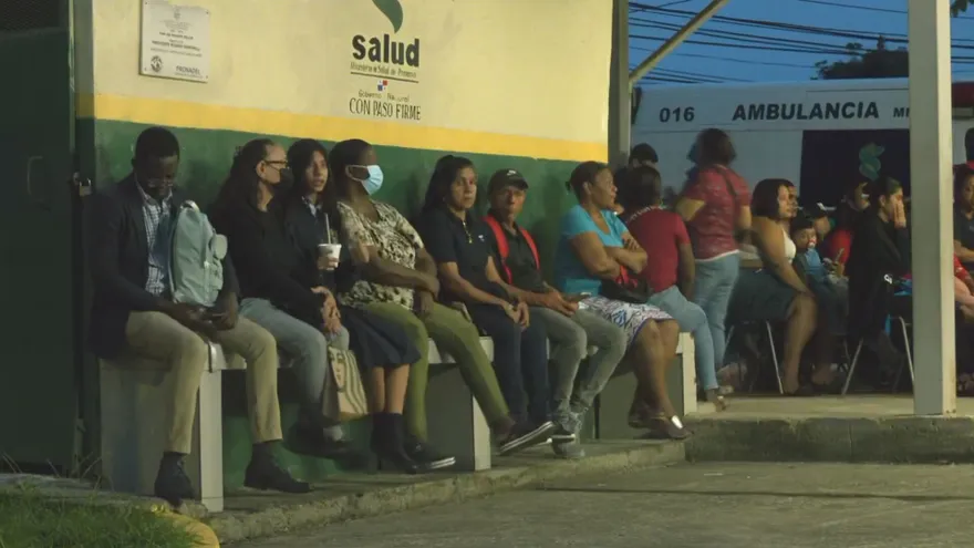 Personas nadrugan para encontrar cita en los centros de salud.