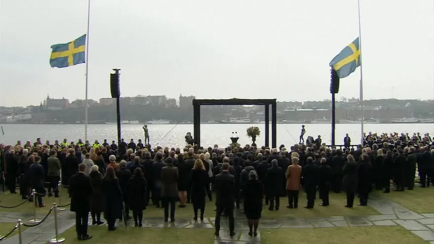 Suecia rinde homenaje a víctimas de embestida con camión