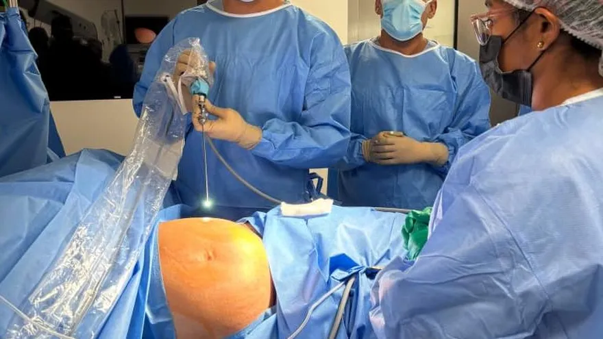 Momento en el que se intervino a la paciente de 28 años con 22 semanas de embarazo gemelar