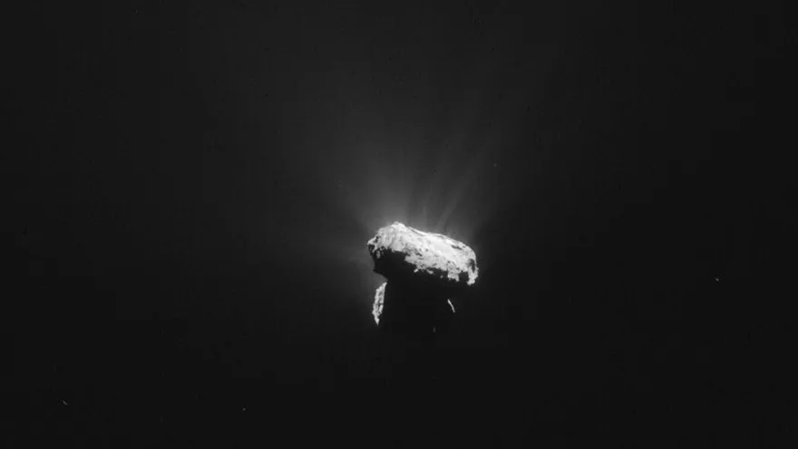 Esta foto capturada por la cámara NavCam de Rosetta el 13 de agosto 2015 y publicada por la Agencia Espacial Europea (ESA ) muestra el cometa 67P / Churyumov – Gerasimenko sólo una hora antes de que el cometa alcanzó su perihelio - el punto más cercano al Sol a lo largo de su órbita de 6,5 años .