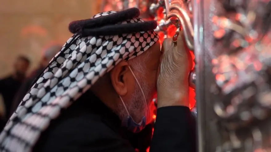 Sangre, lágrimas y mascarillas en peregrinación chiita en tiempos del coronavirus