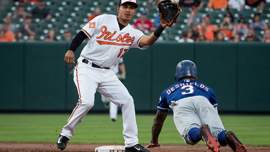 Rubén Tejada hace la asistencia en segunda base en el juego entre los Orioles y los Rangers