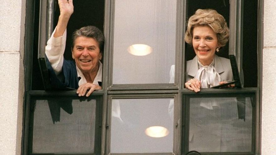 Nancy Reagan saluda junto a su esposo