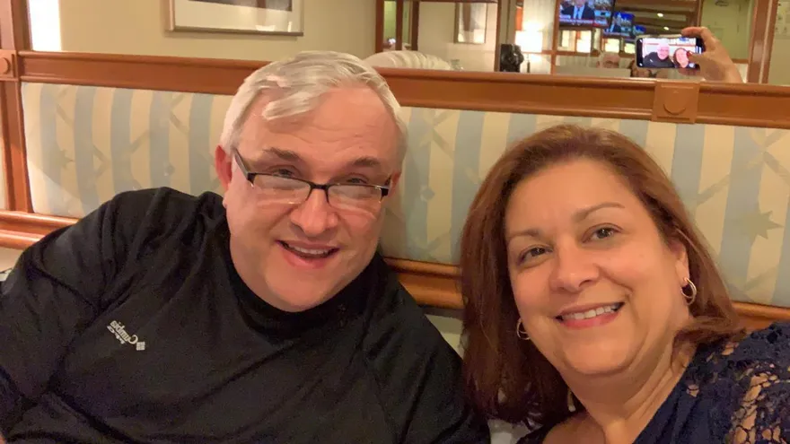 El cardiólogo Daniel Pichel (izq) junto a su esposa Helen (der) en el crucero Grand Princess.