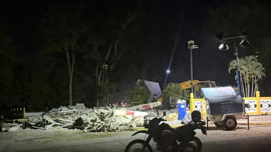 Escombros del monumento demolido