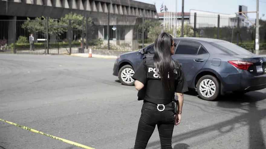 Miembros de la policía del Organismo de Investigación Judicial (OIJ), custodian los alrededores de la Casa Presidencial el 28 de febrero durante un allanamiento al recinto