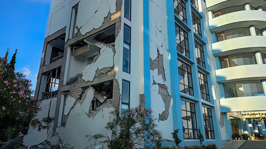 Magnitude 7.7 earthquake shakes Indonesia
