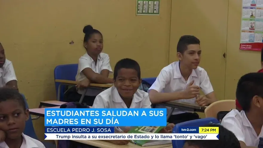 Estudiantes de escuela en Calidonia saludan a sus madres en su día
