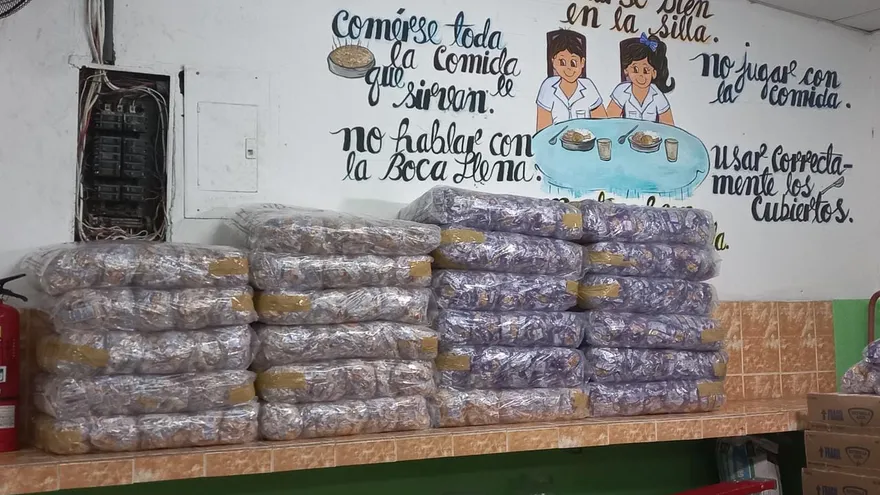 Entregan galletas y leche en escuelas oficiales