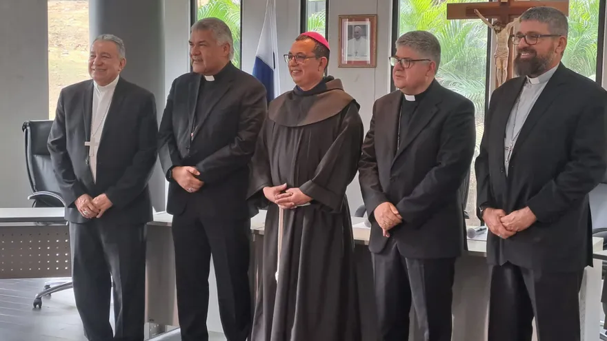 Nuevo obispo de David Luis Enrique Saldaña, junto a autoridades de la iglesia católica