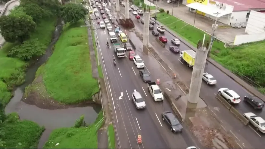 Tráfico pesado por trabajos en puente de Villa Lucre