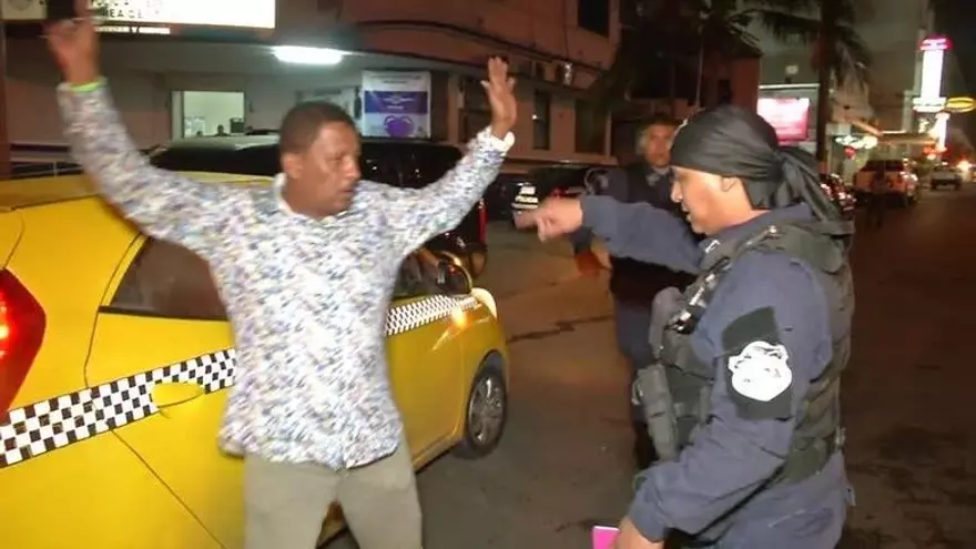 Detienen a pasajero de un taxi por negarse a pagar la carrera