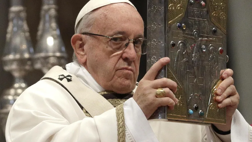 El papa Francisco levanta un ejemplar del Nuevo Testamento mientras oficia la misa crismal en la basílica de San Pedro del Vaticano, hoy, 29 de marzo de 2018