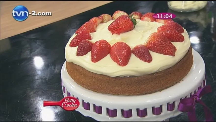 Pastel de crema de mantequilla con fresas y chocolate blanco