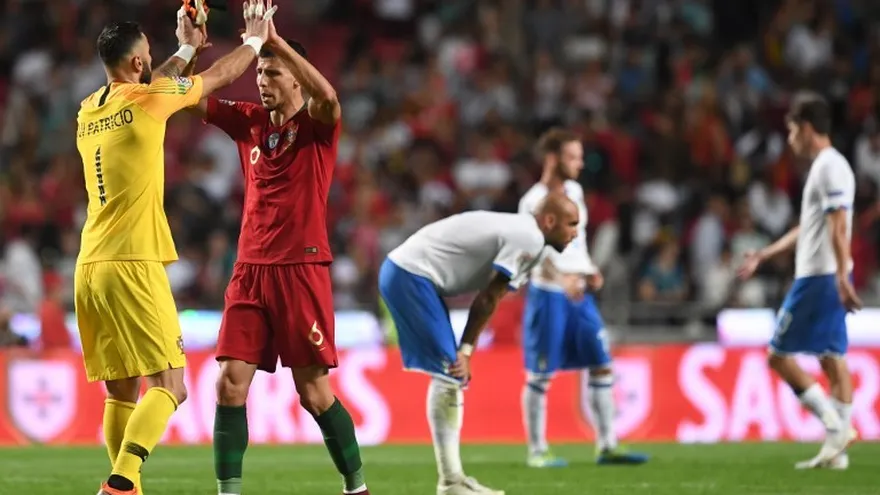 Los portugueses Rui Patricio y Ruben Neves celebran al final del juego ante Italia