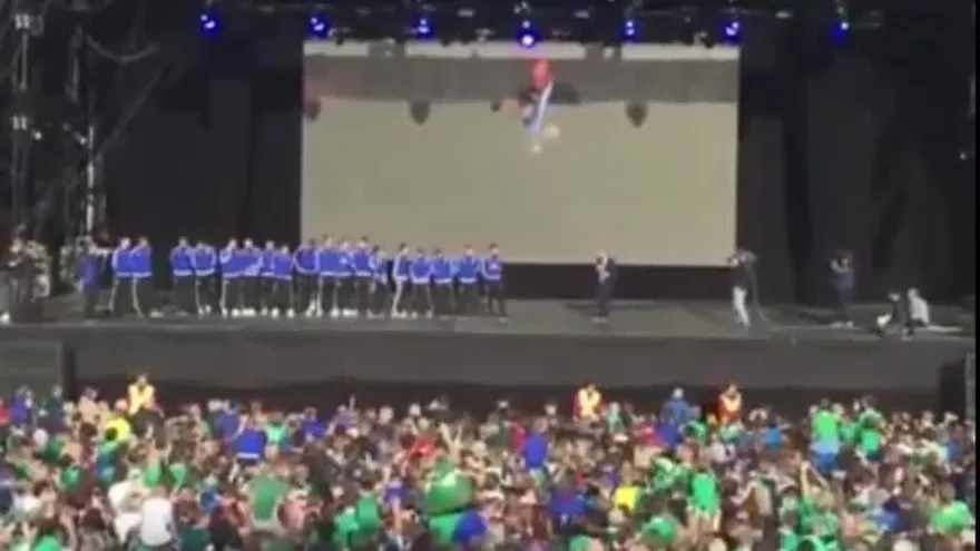 Al ritmo de 'Will Grigg's on fire' recibieron a la selección de Irlanda del Norte