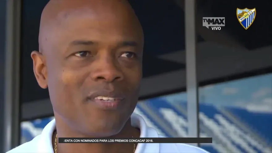 Los jugadores Román, Tejada y Quintero le dan el visto bueno a Julio Dely Valdés