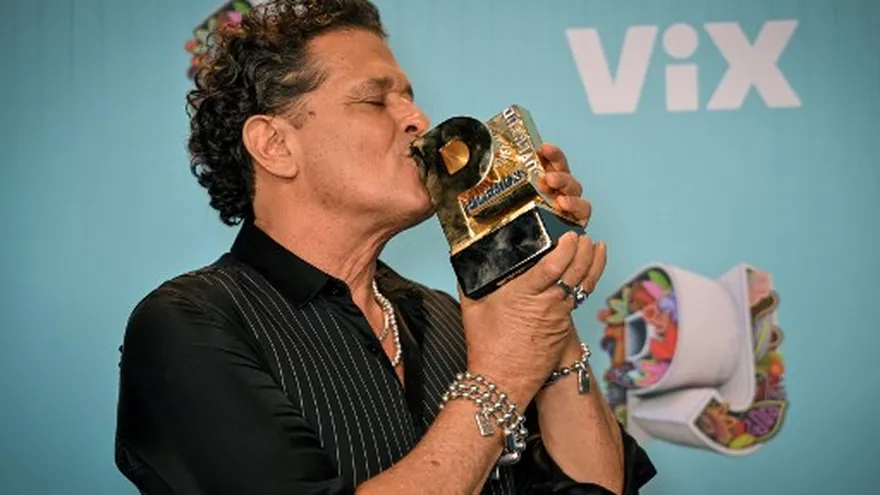 El cantante colombiano Carlos Vives recibe su premio como agente de cambio en Premios Juventud