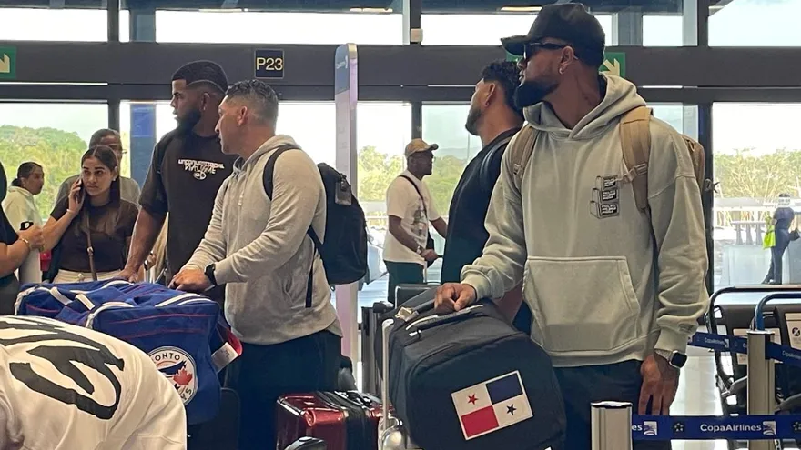 Jugadores de la Selección de Béisbol de Panamá esperan para abordar el avión hacia Tampa