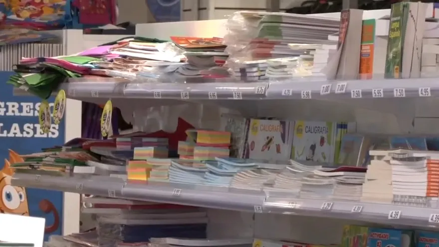 Estudiantes en sus últimas compras para el inicio de clases