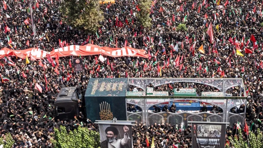 Una marea humana acompaña la procesión fúnebre de Jamenei en Teherán