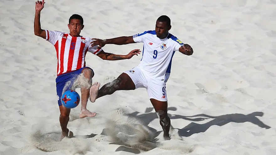 Julio Watson (9) y Jesús Rolón (5) disputan el balón