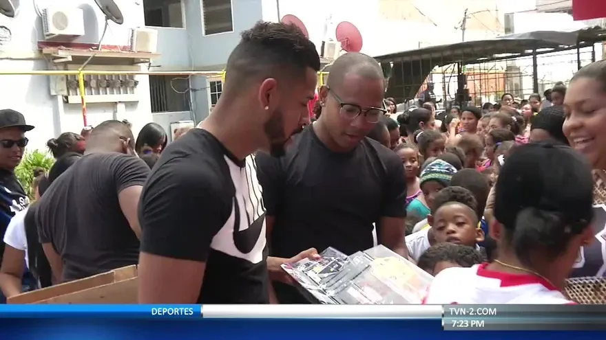 Jugadores de la Selección regresan a los barrios con regalos