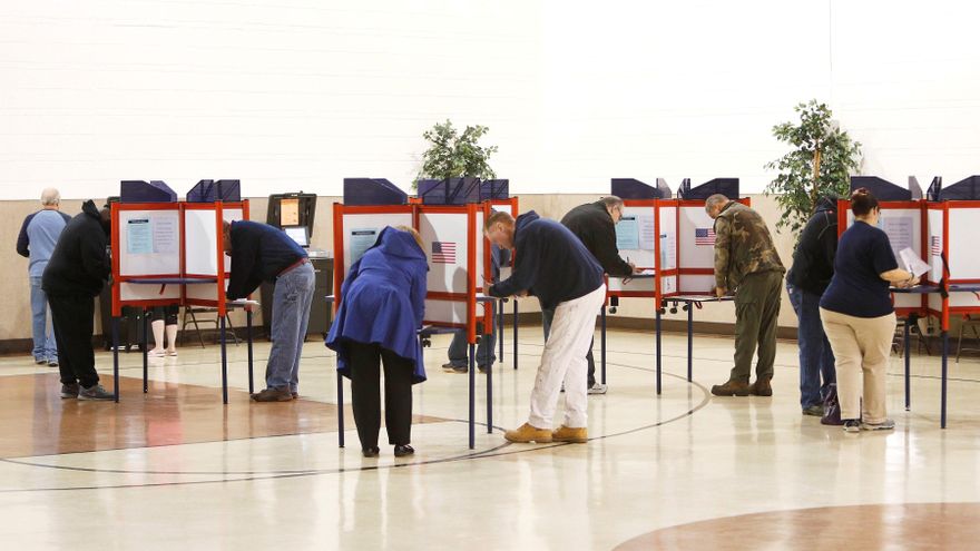 Estadounidenses emiten su voto en un colegio electoral en el municipio de Franklin, en Ohio (Estados Unidos), este 6 de noviembre