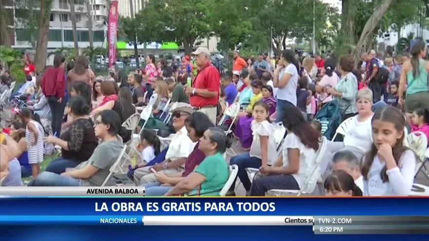 Familias disfrutan de la puesta en escena del Cascanueces