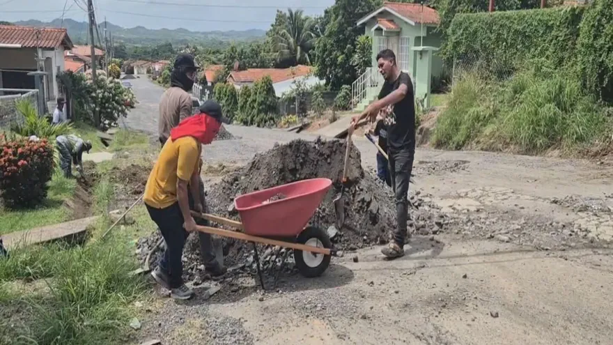 Veraguas: Cansados de esperar, residentes de Villa Marina reparan con sus manos las calles de la barriada