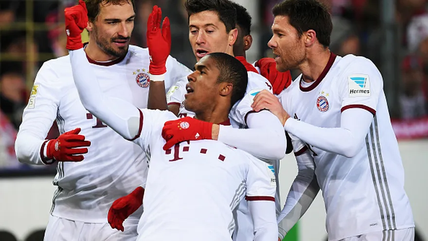 Robert Lewandowski celebra con sus compañeros el gol que le anotó al Friburgo