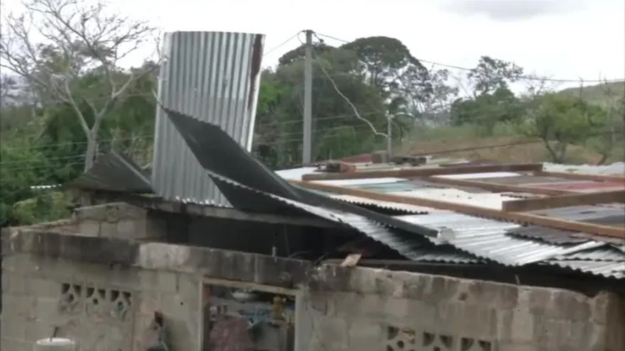 Fuertes vientos desprenden techos en Coclé