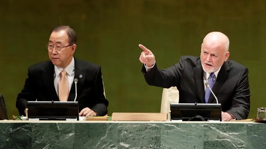 En la imagen, el actual secretario general de las Naciones Unidas, Ban Ki-moon (i), junto al presidente de la Asamblea General, Peter Thomson.